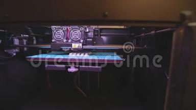 工作流3D打印机，在3D打印机上创建部件的过程。 3D打印机工作特写